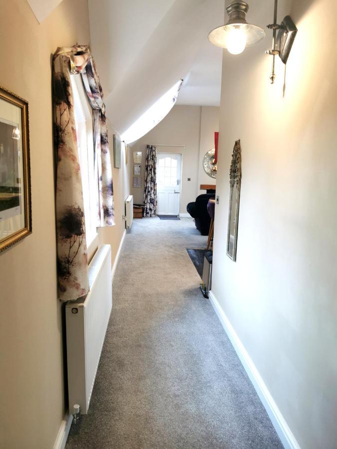 The Coach House Apartment At Cefn Tilla Court, Usk Exterior foto
